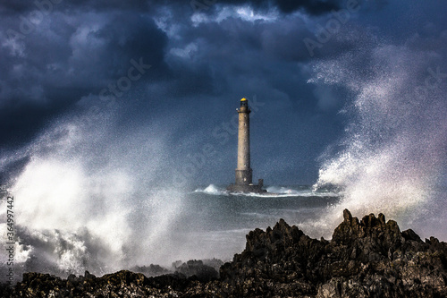 Le phare de Goury dans la tempête (Manche)