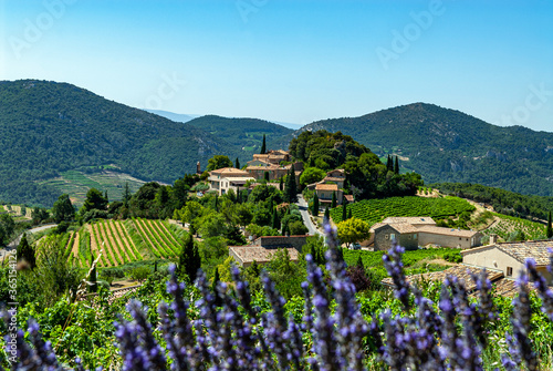 Le village pittoresque de Suzette dans le Vaucluse en Provence entouré de vignes en France