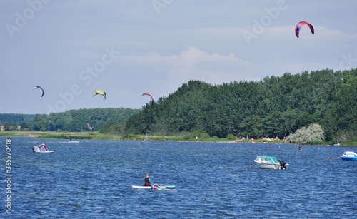 Kitesurfen uf der Ostsee vor Rügen bei Wiek