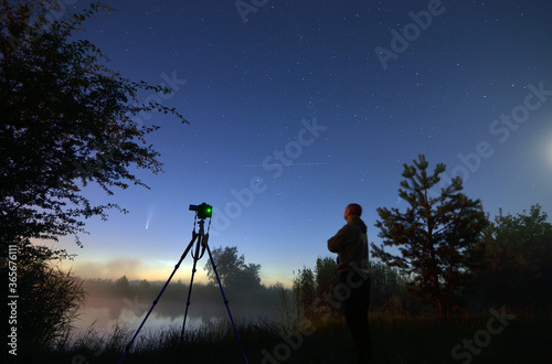 Ja i mój aparat na statywie podczas sesji fotograficznej komety C/2020 F3 NEOWISE, na brzegu jeziora o poranku