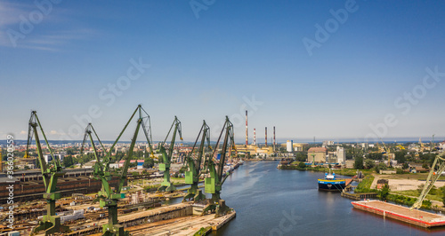 Stocznia Gdańska- duże dźwigi do budowy statków