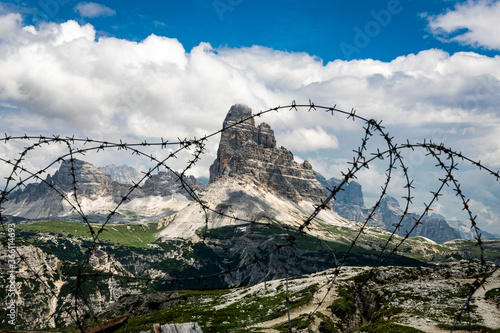 filo spinato sul monte piana, con vista sulle tre cime di lavaredo