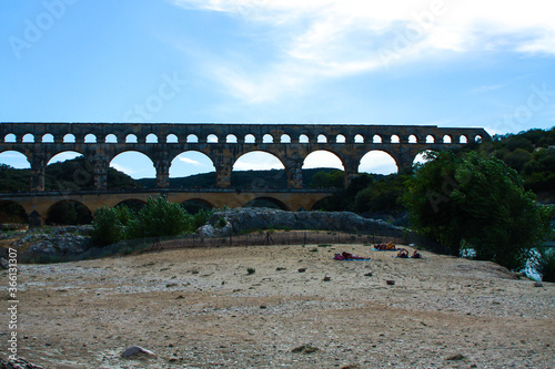 Francja , Prowansja , sierpień 2019 , panorama na Pont du Gard