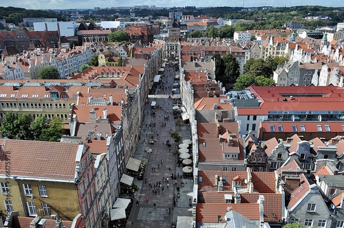 Widok z góry głównej ulicy w dużym mieście