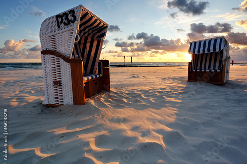 Kosze plażowe na plaży w Kołobrzegu,wschód słońca na wybrzeżu Morza Bałtyckiego.