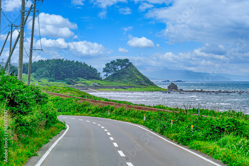 【夏のドライブイメージ】日本海沿いの道路 
