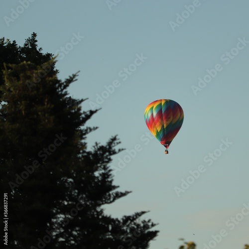lot kolorowym balonem wysoko nad miastem