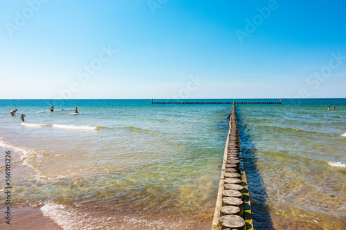 Morze bałtyckie falochron plaża brzeg