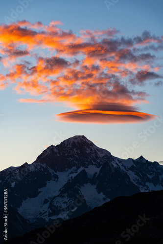 tramonto unico sul monte bianco