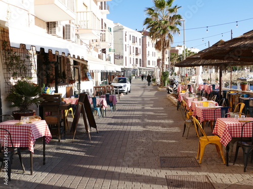 Promenade mit gemütlichen Restaurants in Civitavecchia Italien