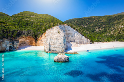 Der Traumstrand von Fteri auf der Insel Kefalonia, mit weißen Kreidefelsen und leuchtendem, türkisem Meer, Griechenland