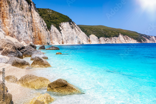 Der einsame Strand von Fteri an der Küste von Kefalonia, Ionisches Meer, Griechenland, mit türkisem Meer und Kreidefelsen an der Steilküste