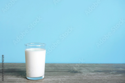 A glass of milk on the table. テーブルの上のグラス一杯の牛乳 