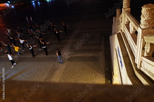 夜の中正紀念堂広場でダンスの練習をする人々