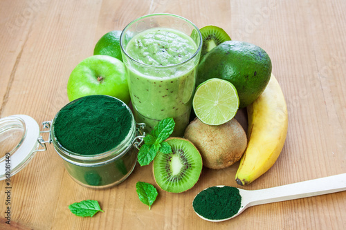 Smoothie z zielonych owoców ze spiruliną