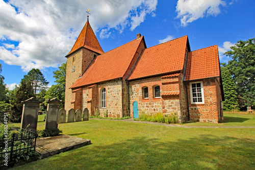 Kirchwalsede: Romanische Feldsteinkirche St. Bartholomäus (1180, Niedersachsen)