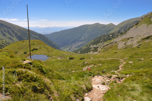 Widok na Dolinę Żarską z Rohackiej Przełęczy w drodze na Rohacze, Tatry Zachodnie, Słowacja