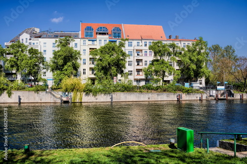 berlin, deutschland - idylle an der spree in berlin charlottenburg