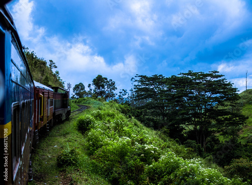 スリランカ鉄道の車窓から見た空と横に広がる風景