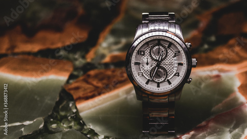 elegante reloj de pulsera colocado en una mesa de marmol