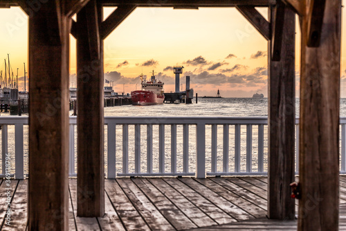 Schiff im Hafen bei Sonnenuntergang