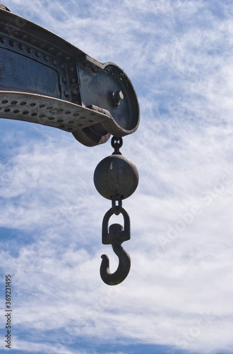 Gancho antigua grua en la darsena del Canal de Castilla en Valladolid