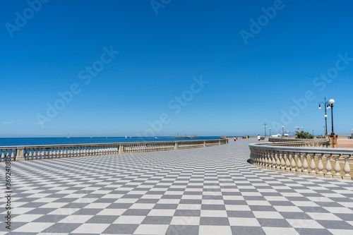 La panoramica Terrazza Mascagni (Mascagni Terrace) a Livorno, Toscana, Italia, con il caratteristico pavimento a scacchiera e una splendida vista sul mar Tirreno.