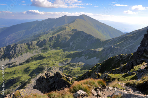 Rozległa panorama Tatr Zachodnich w piękny, letni dzień