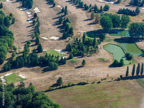 Vue aérienne de la sècheresse dans un golf de Civry-la-Forêt dans les Yvelines en France 