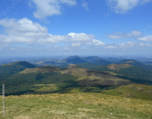 Francja, panoramiczny widok ze szczytu Puy de Dome.