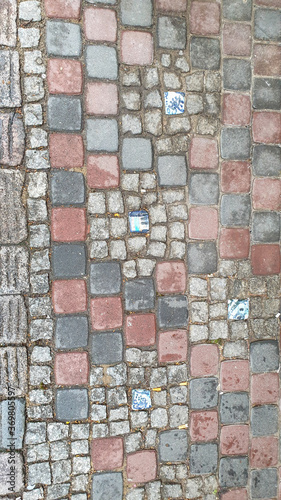 Niemcy, Drezno, Fragment kolorowej brukowanej drogi z elementami ceramiki.