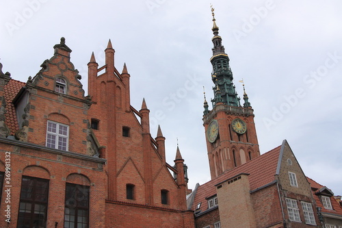 Gdańsk (Polska) - wieża XV-wiecznego gotyckiego Ratusza Głównego Miasta Gdańska widziany wśród zabytkowych kamienic Starego Miasta.