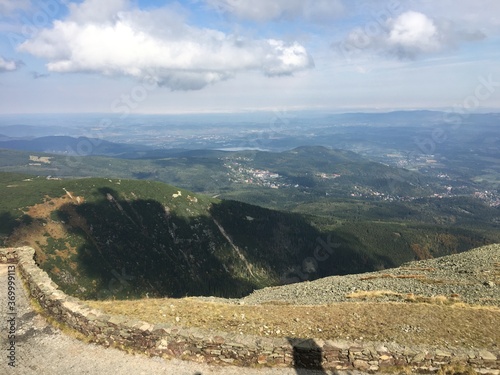 Widok na góry i szlaki turystyczne