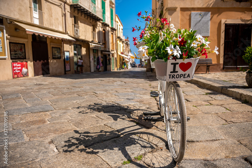 Urocza uliczka w Tropea, rower z tabliczką będący miejscem spotkań młodzieży 