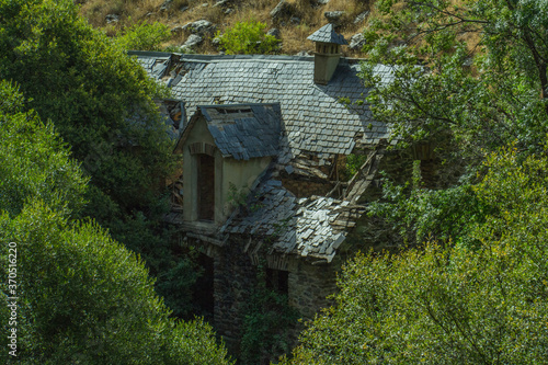 dom ruina dachówki drzewa kamień góry