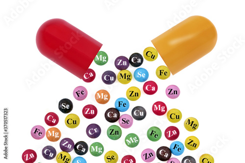 Concept de nutrition avec une gélule d'où sortent des oligo-éléments