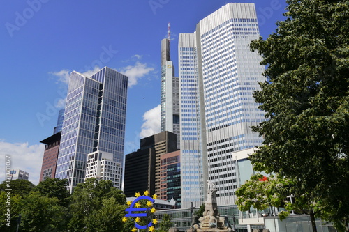 Frankfurt am Main: Hochhäuser bzw. Wolkenkratzer Gallusanlage im Bankenviertel 