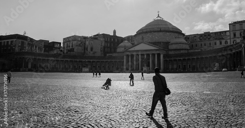 Piazza del plebiscito a Napoli in bianco e nero