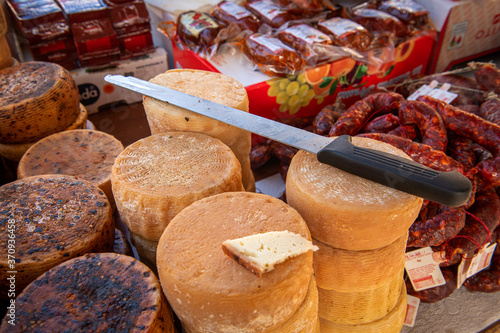 Pecorino – ser podpuszczkowy, otrzymywany z owczego mleka, dojrzewający, twardy, lekko pikantny, pochodzący z Włoch.