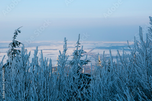 Zimowy widok ze szczytu na doliny