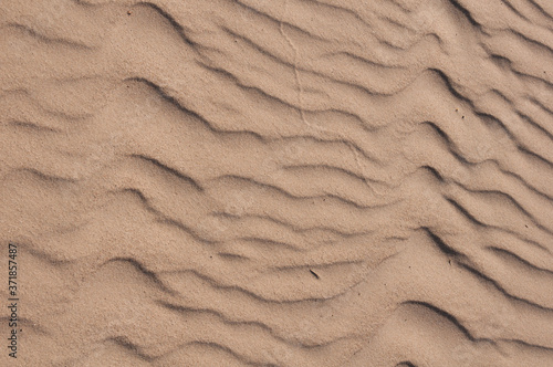 Pofalowany piasek na bałtyckiej plaży - naturalny wzór