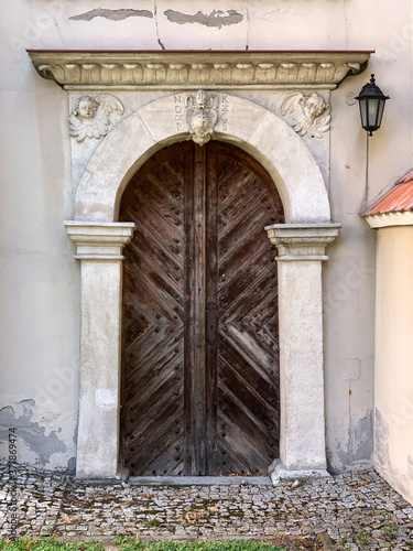 Zabytkowy portal, wejście boczne w kościele św. Mikołaja w Szczebrzeszynie