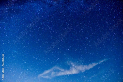 Galaktyka Andromedy i rój Perseidów. Coroczne meteoryty na półkuli północnej. Nocne niebo pełne gwiazd.