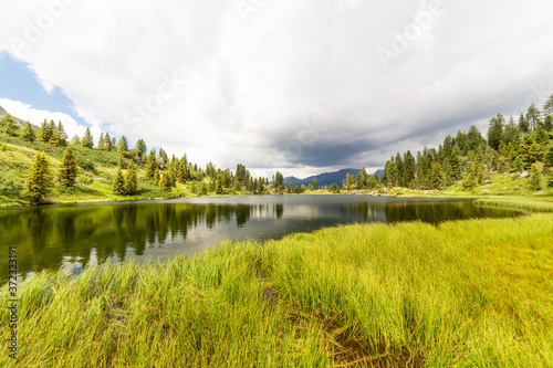 Nuvole scure si avvicinano al lago di montagna