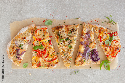 Hausgemachter Flammkuchen mit bunter Paprika