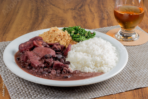 Comida de hotel - Comida brasileira, feijoada com arroz, farofa e couve