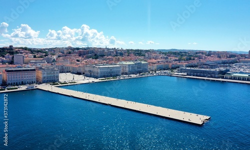 Trieste mare - vista aerea Molo Audace, molo dei Bersaglieri e panorama città 
