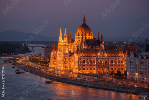 Parlamento de Budapest al anochecer