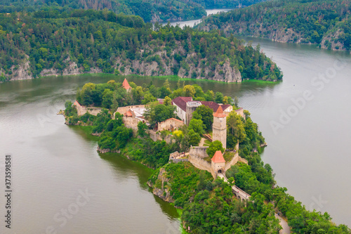 Zamek Zvíkov nad rzeką Wełtawą w Czechach.