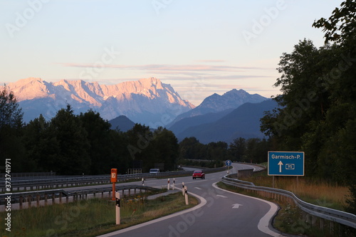 Końcówka niemieckiej autostrady u podnóża Alp o wschodzie sońca